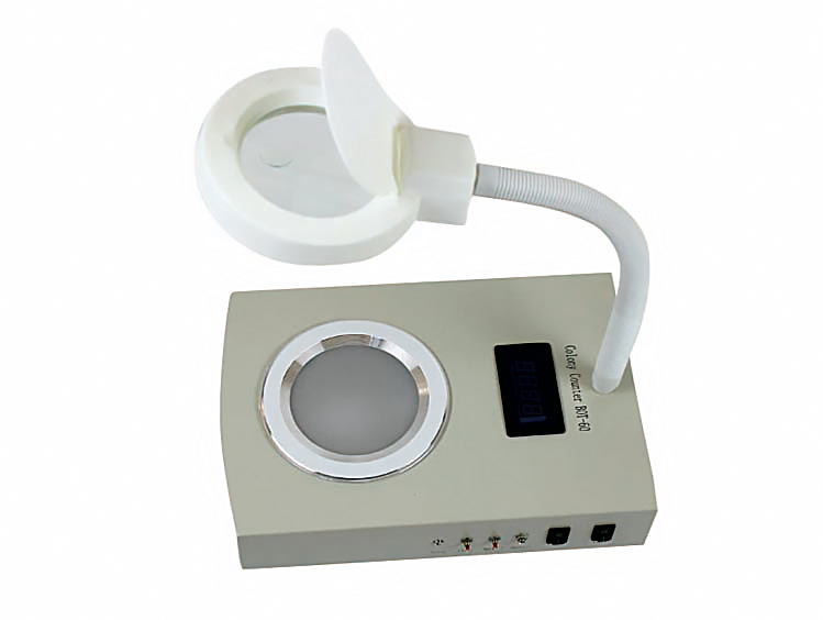 我公司生產的菌落計數(shù)器是一種數(shù)字顯示式自動細菌檢驗儀器。由計數(shù)器、探筆、計數(shù)池等部分組成，計數(shù)器采用CMOS集成電路精心設計，LED數(shù)碼管顯示，字高13mm，清晰明亮，配合探筆，計數(shù)靈敏準確。菌落對比清楚。便于觀察。